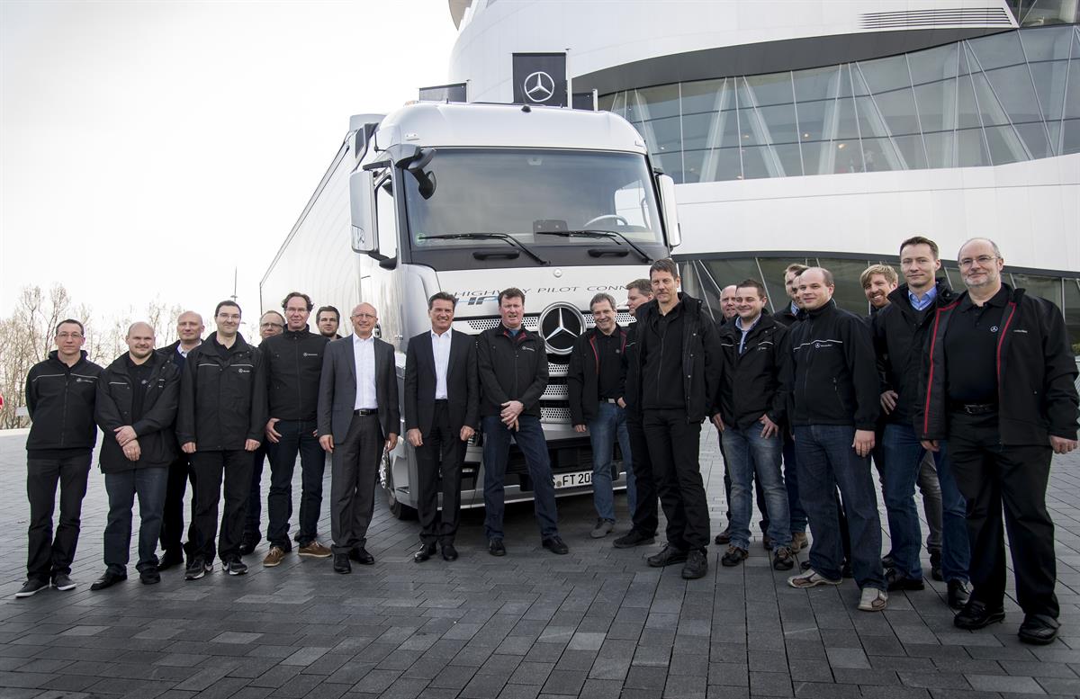 Drei autonom fahrende und vernetzte Mercedes-Benz Lkw fahren im Verbund 