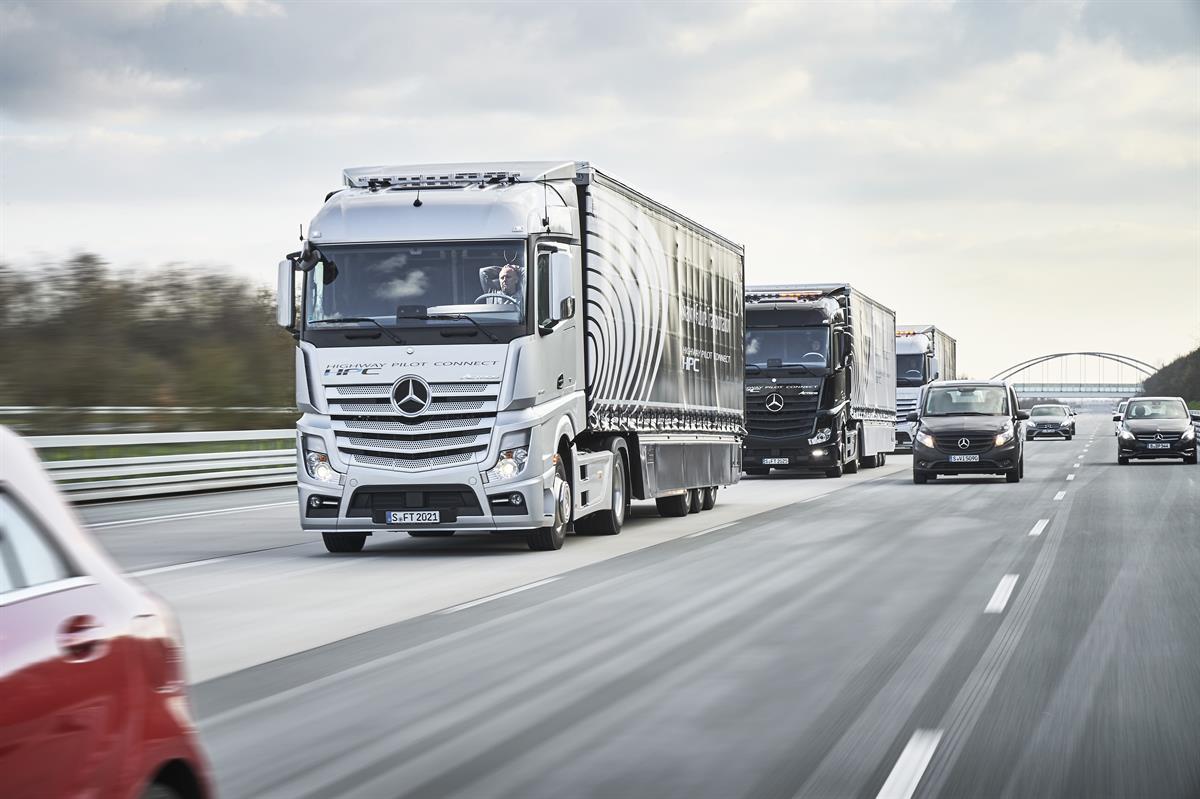 Drei autonom fahrende und vernetzte Mercedes-Benz Lkw fahren im Verbund 