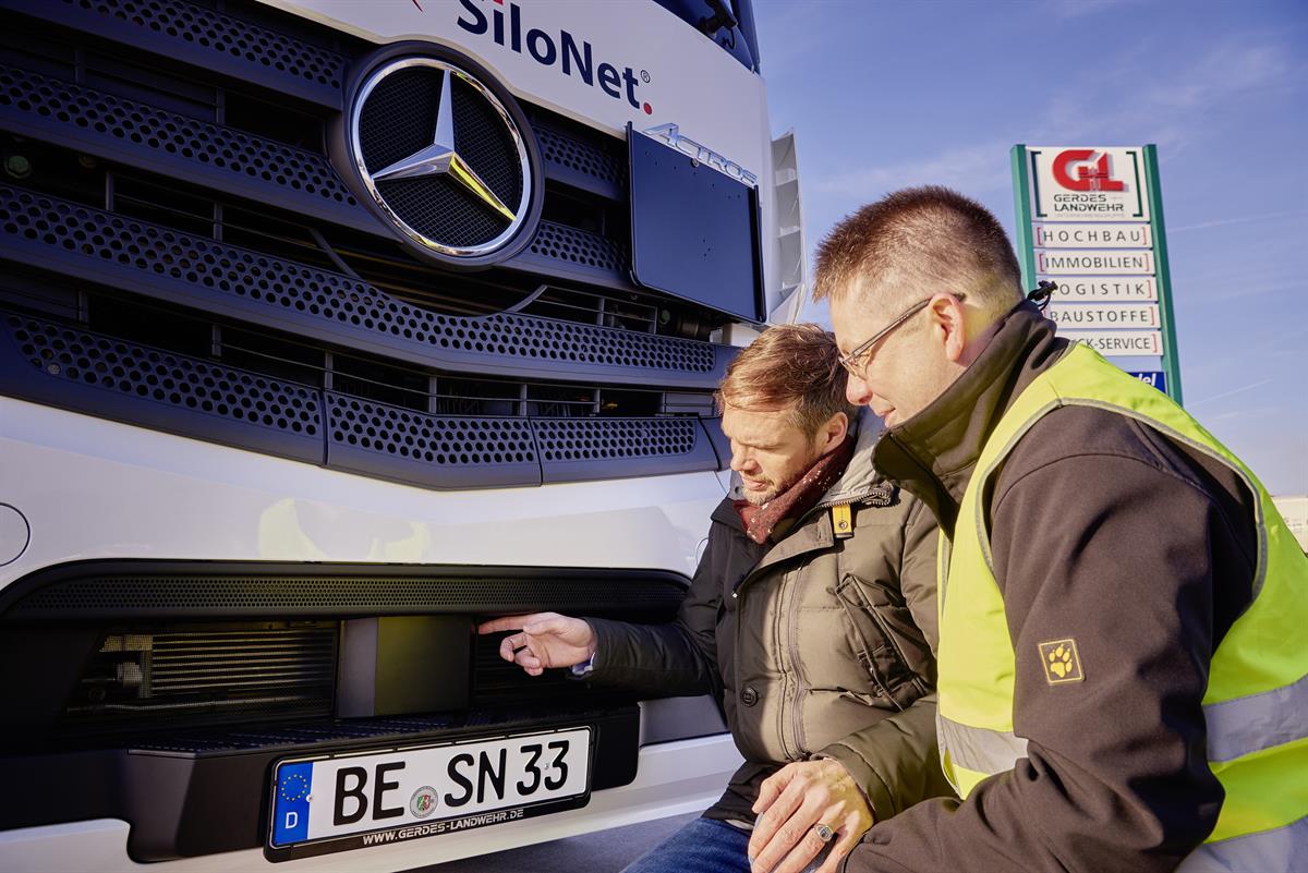 Sicher auf allen Straßen – Kunden vertrauen auf Schwer-Lkw mit Stern - Mercedes-Benz Actros mit neuem Active Brake Assist 4 und Abbiege-Assistent im Kundeneinsatz