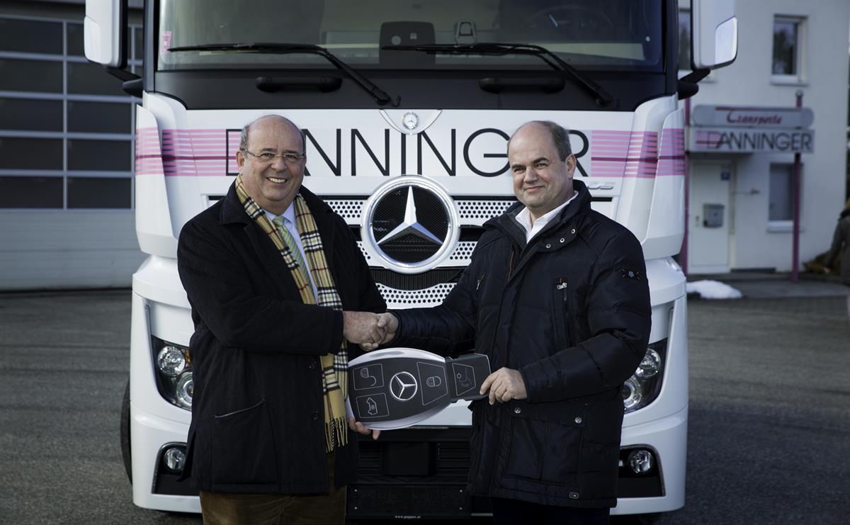 Der Tag der Jubilare: Übergabe des ersten 20 Jahre Mercedes-Benz Actros Sondermodells Österreichs an Danninger Transporte in Sigharting