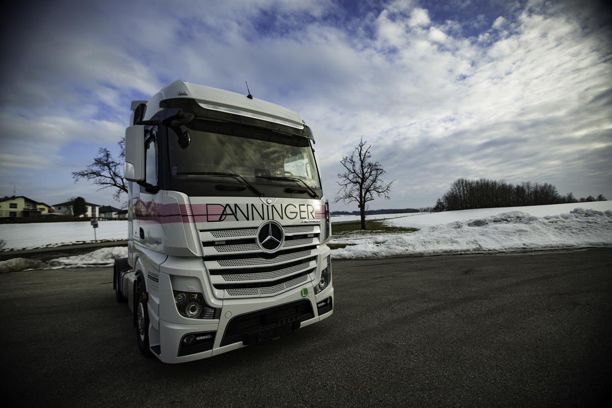 Der Tag der Jubilare: Übergabe des ersten 20 Jahre Mercedes-Benz Actros Sondermodells Österreichs an Danninger Transporte in Sigharting
