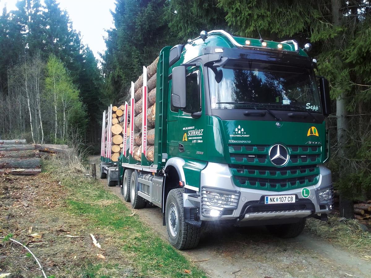 Kraftpaket für anspruchsvolles Terrain - Stark und zuverlässig: Übergabe des Mercedes-Benz Arocs 3558 AK Allrad an das Holzlogistikunternehmen Dipl.-Ing. Hermann Schwarz