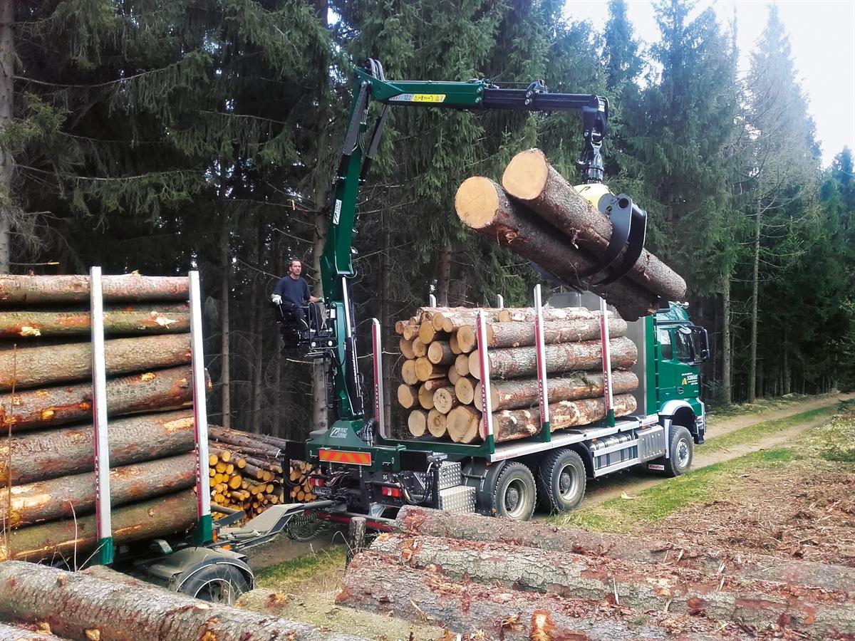 Kraftpaket für anspruchsvolles Terrain - Stark und zuverlässig: Übergabe des Mercedes-Benz Arocs 3558 AK Allrad an das Holzlogistikunternehmen Dipl.-Ing. Hermann Schwarz