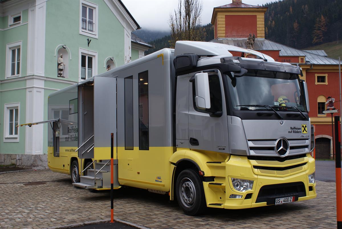 Bankfiliale auf Rädern: Mercedes-Benz Antos bringt das Geld