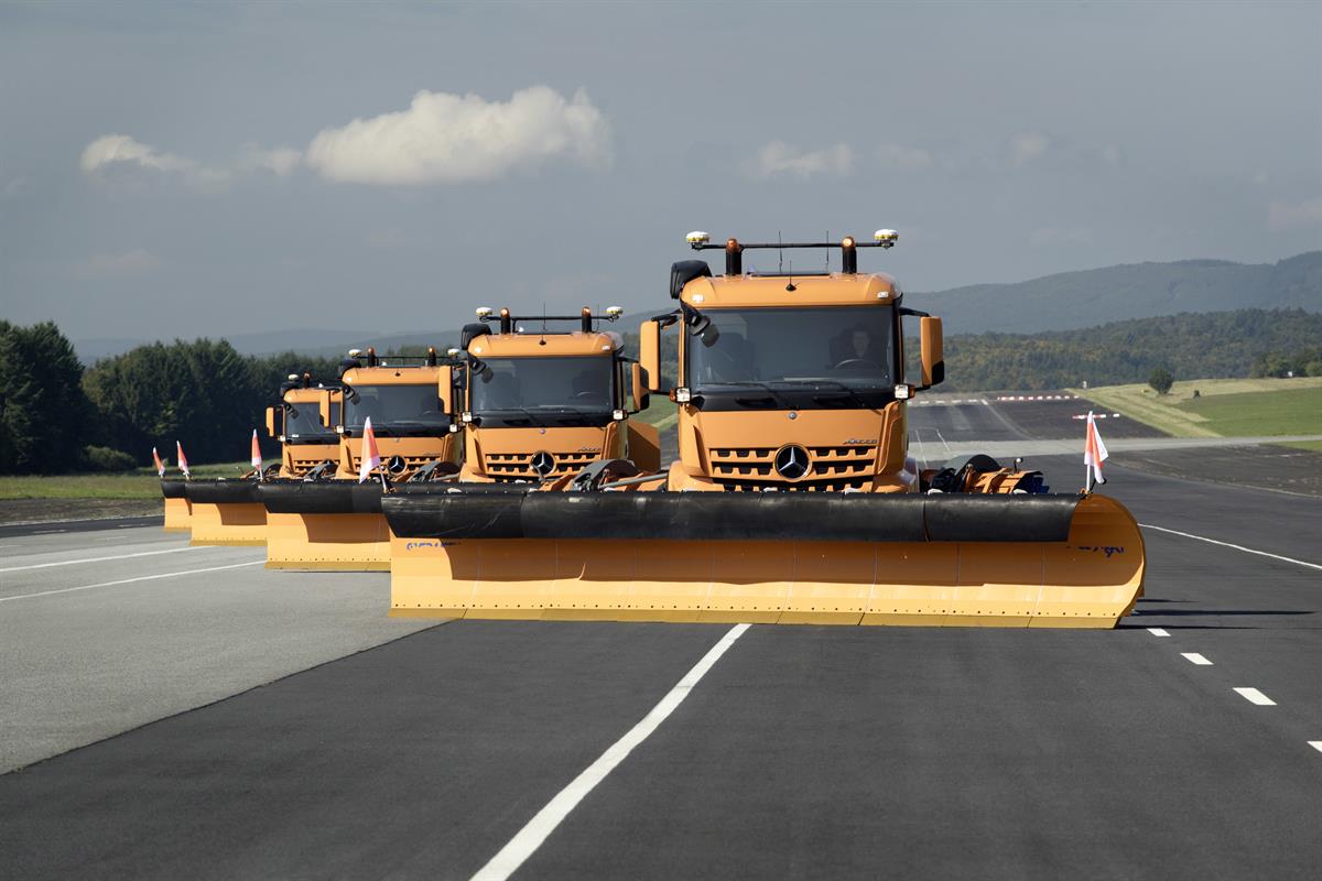 Schneeräumen auf dem Flugfeld: Automatisierte Mercedes-Benz Arocs machen den Weg frei