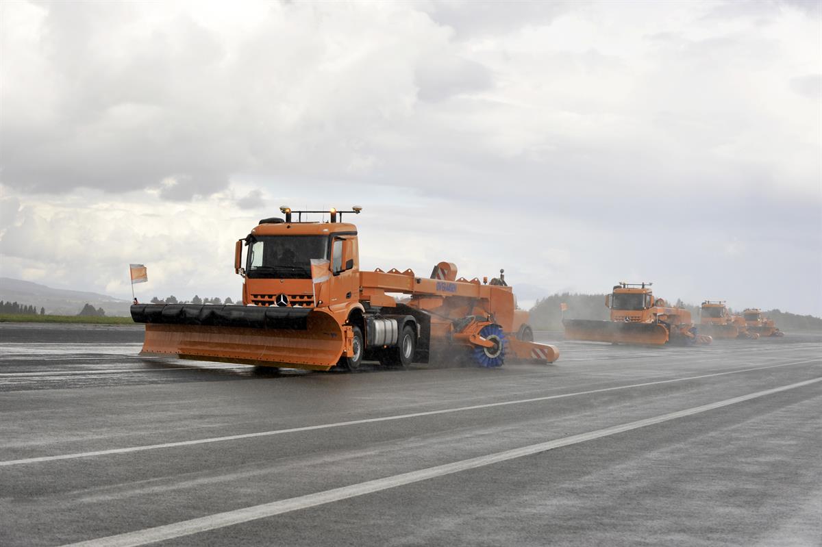 Schneeräumen auf dem Flugfeld: Automatisierte Mercedes-Benz Arocs machen den Weg frei