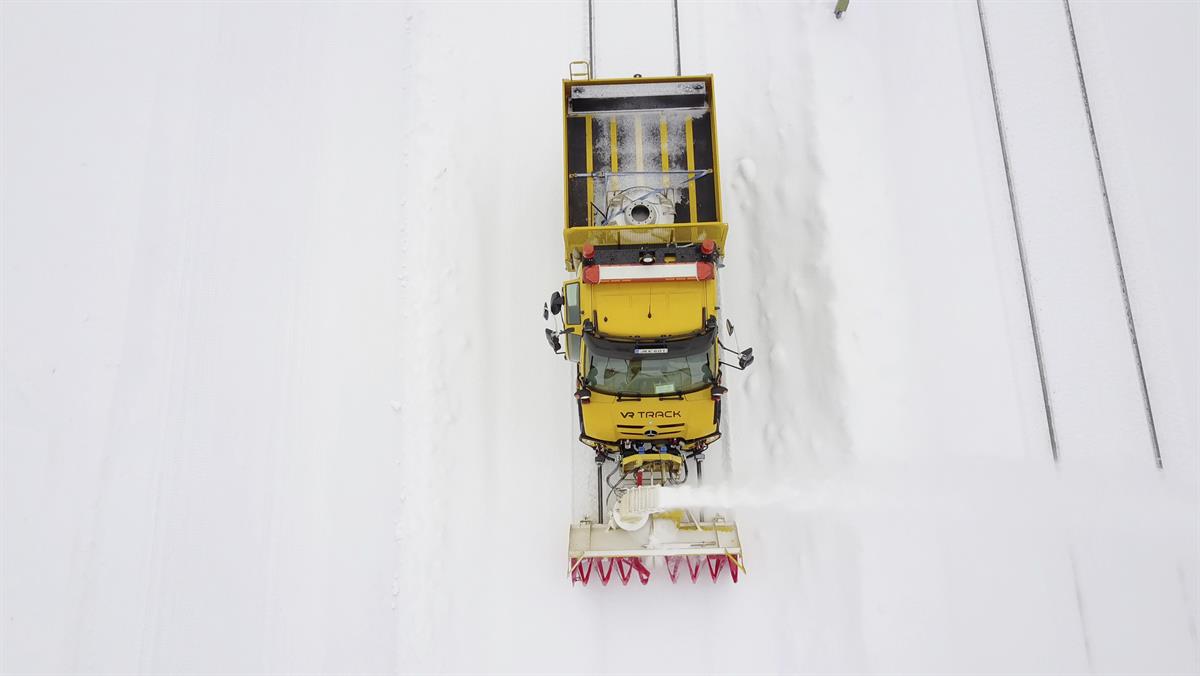 Unimog räumt schneebedeckte Gleise