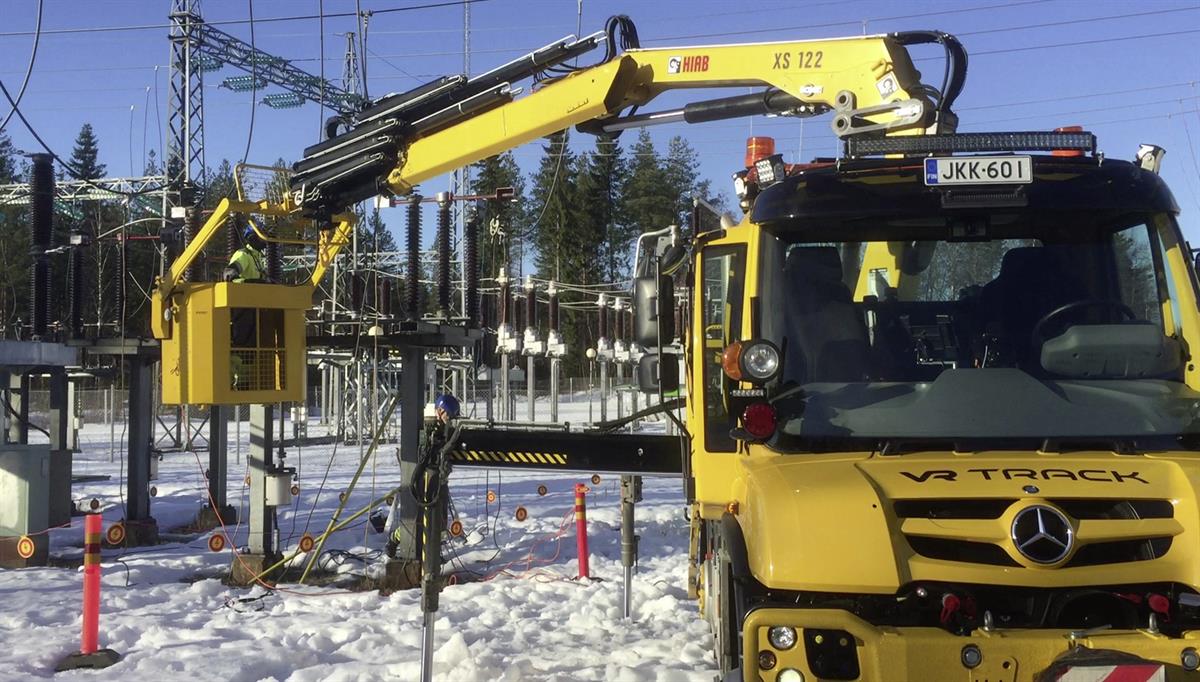 Unimog räumt schneebedeckte Gleise