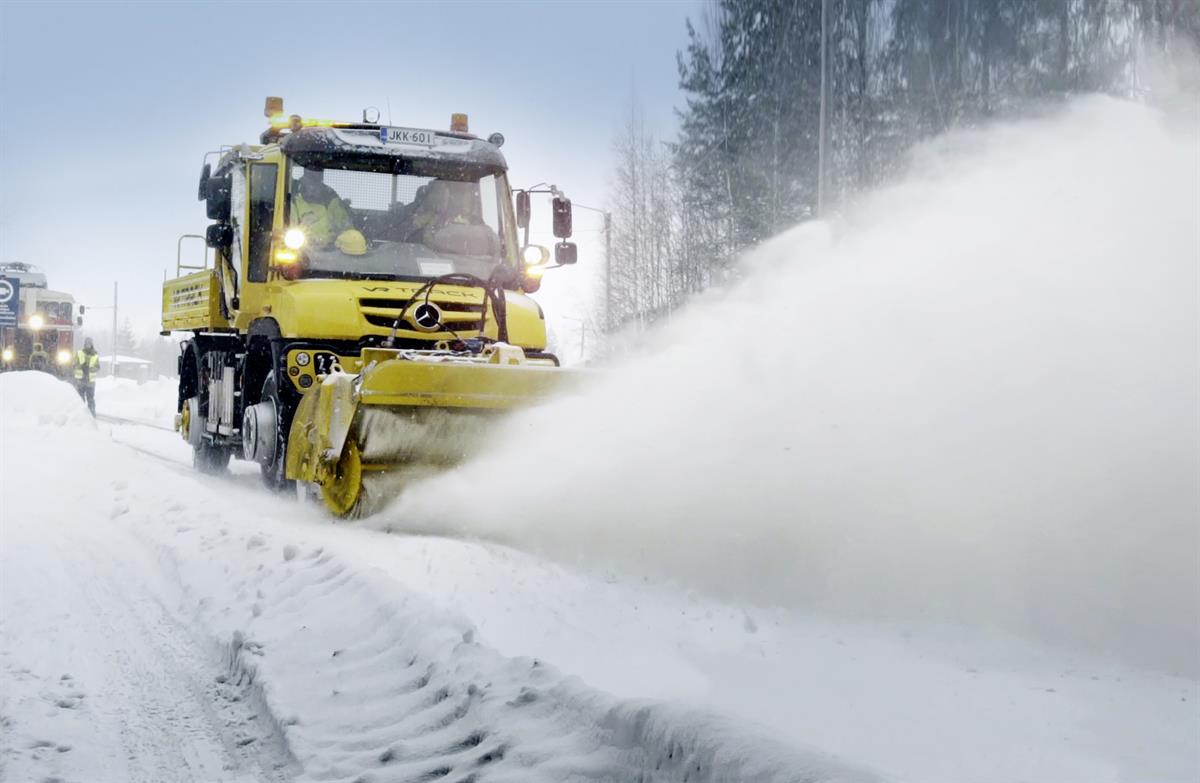 Unimog räumt schneebedeckte Gleise