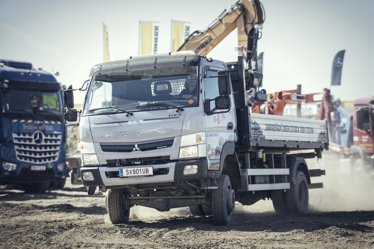 Mercedes-Benz_Fuso Canter