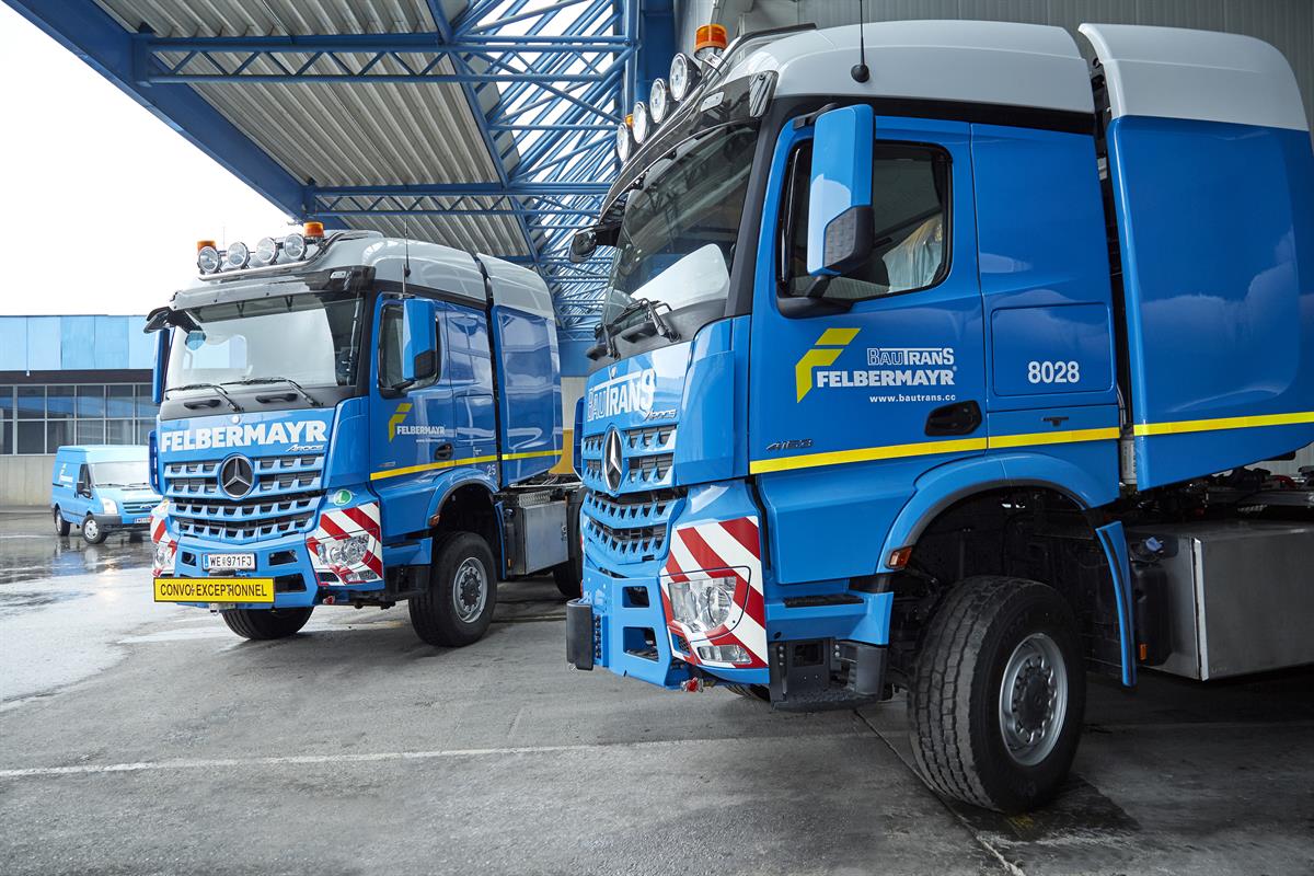 Zwei neue Mercedes-Benz Arocs 4163 8x64 für Schwerlasttransporte im Felbermayr-Look