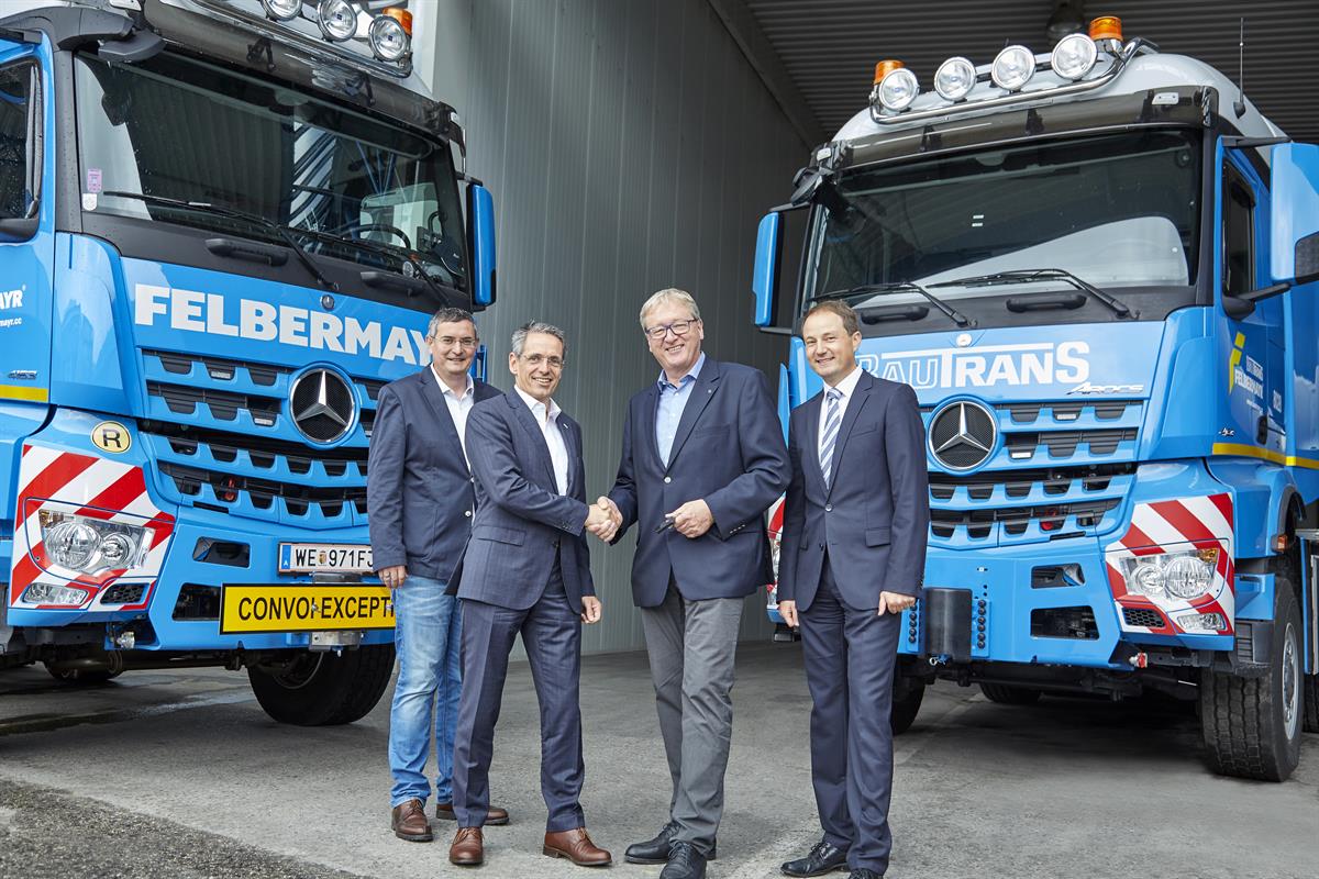 Übergabe von zwei neuen Mercedes-Benz Arocs 4163 8x64 an Felbermayr