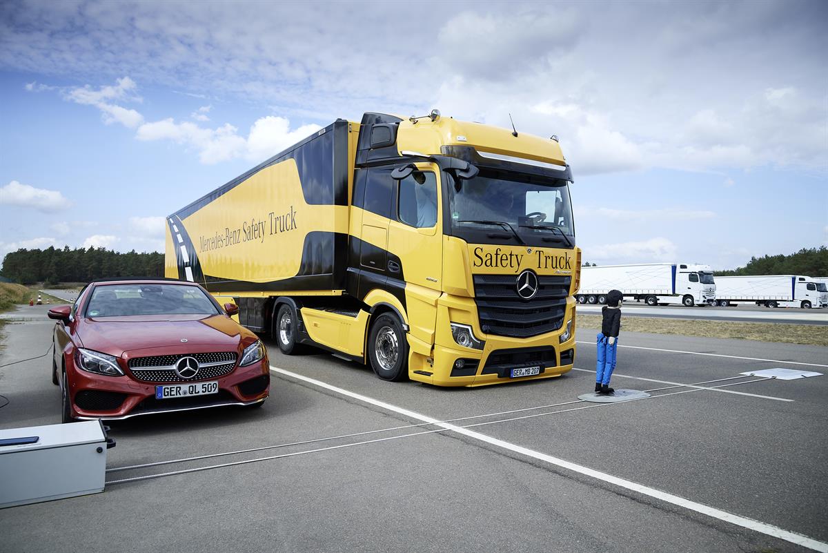 Mercedes-Benz Sicherheits-Assistenzsysteme: Jeder Unfall ist einer zu viel
