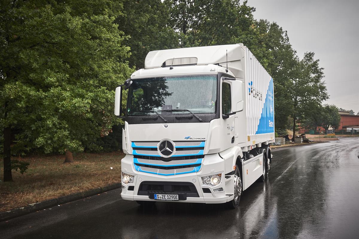 Vollelektrischer Mercedes-Benz Lkw für den schweren Verteilerverkehr: Startschuss für die Praxiserprobung: Mercedes-Benz eActros geht bei Hermes in den Betriebseinsatz