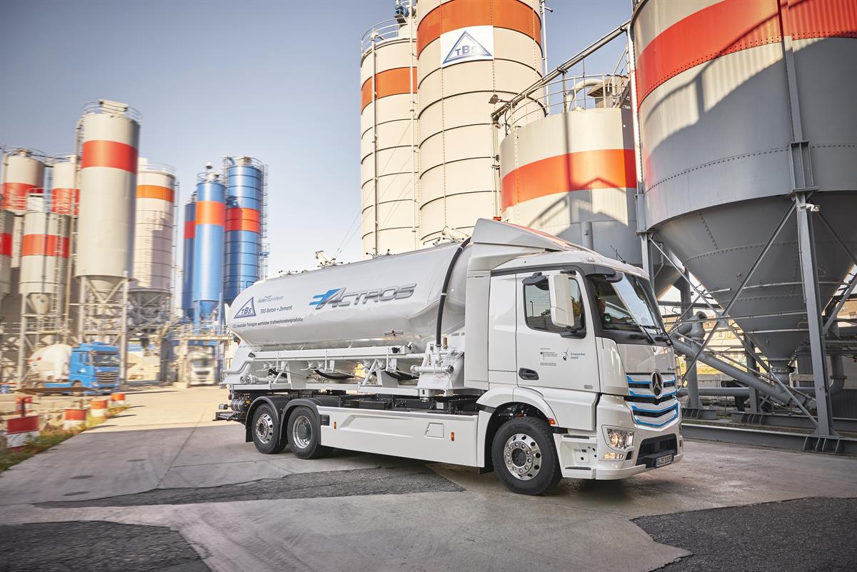 Praxistest des eActros startet in Mannheim: Mercedes-Benz Trucks übergibt Elektro-Lkw an TBS