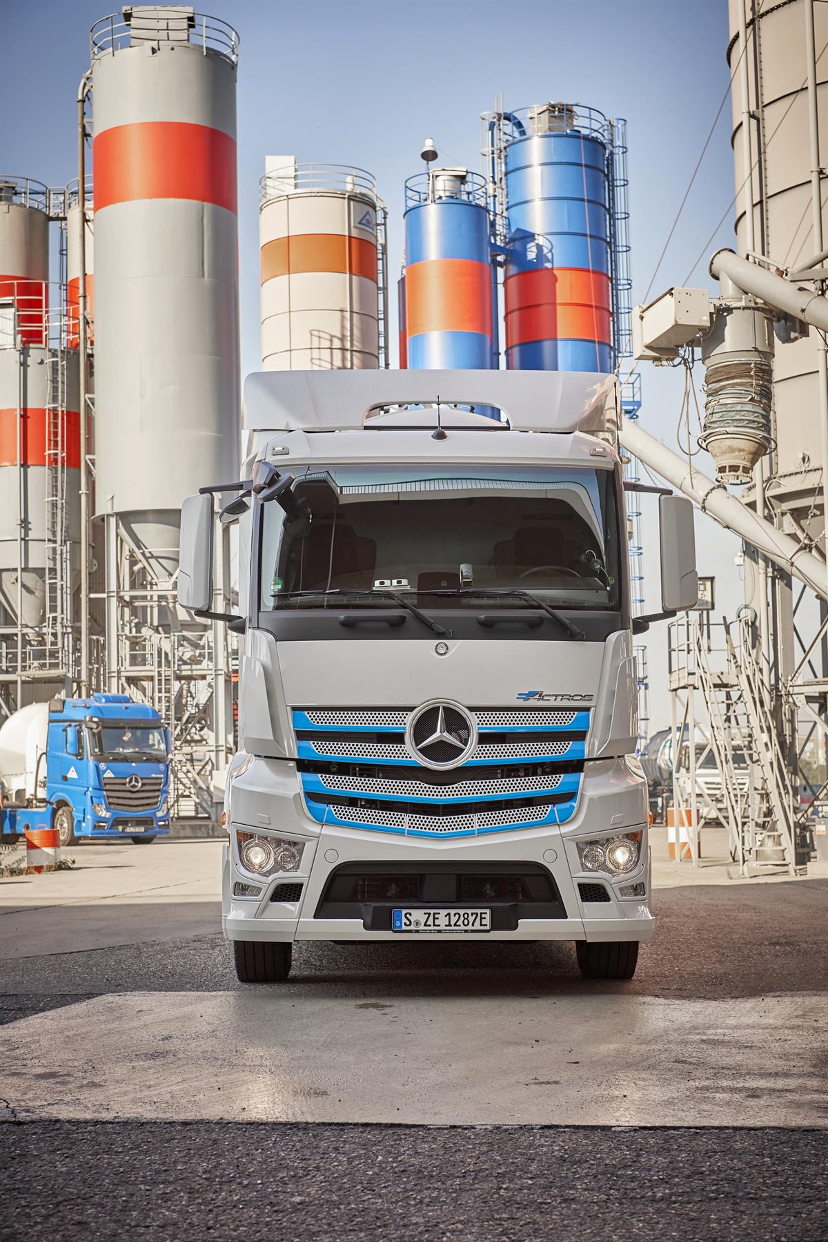 Praxistest des eActros startet in Mannheim: Mercedes-Benz Trucks übergibt Elektro-Lkw an TBS