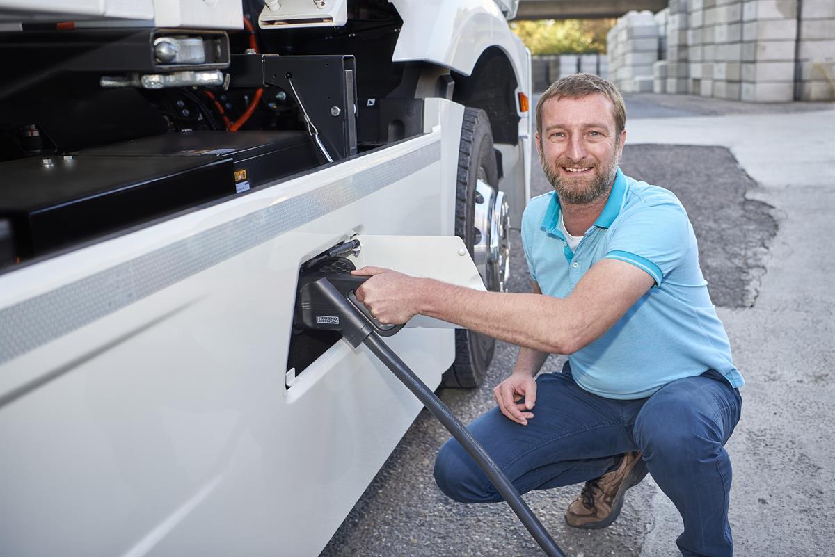 Praxistest des eActros startet in Mannheim: Mercedes-Benz Trucks übergibt Elektro-Lkw an TBS