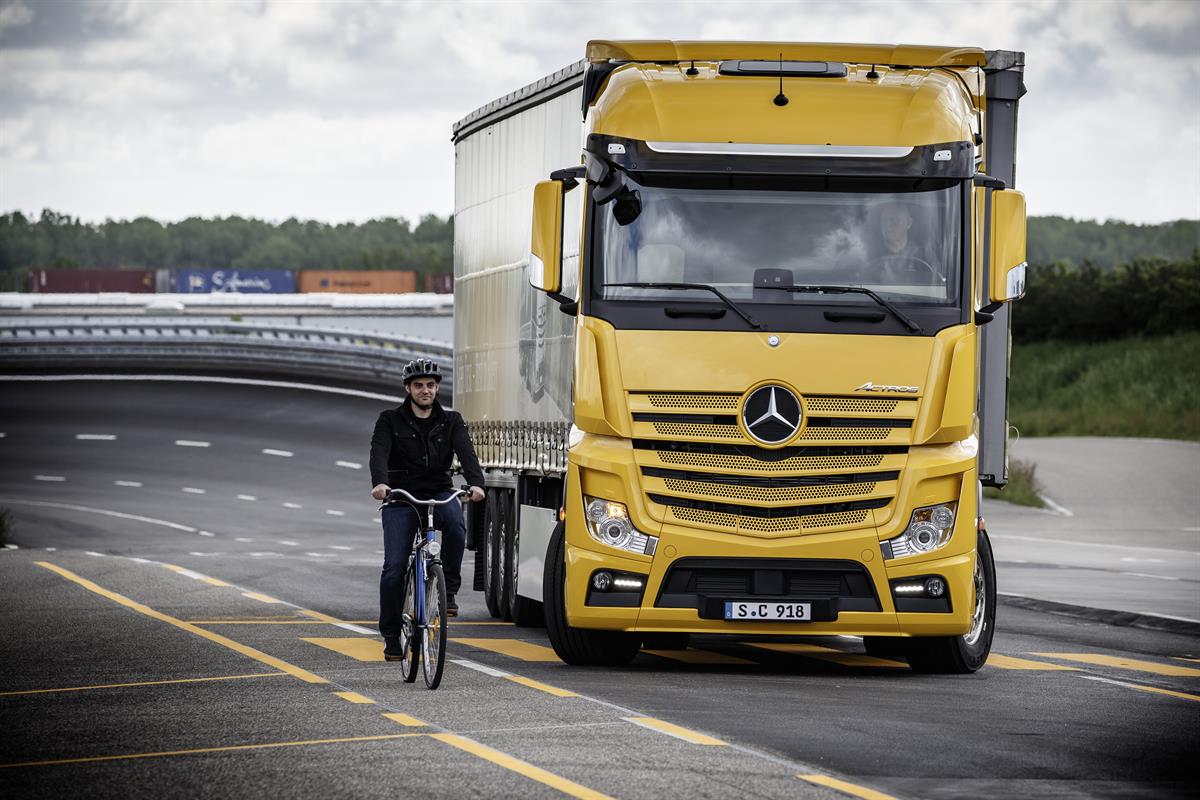 Actros 1863 LS mit Active Brake Assist 4 und Abbiege-Assistent