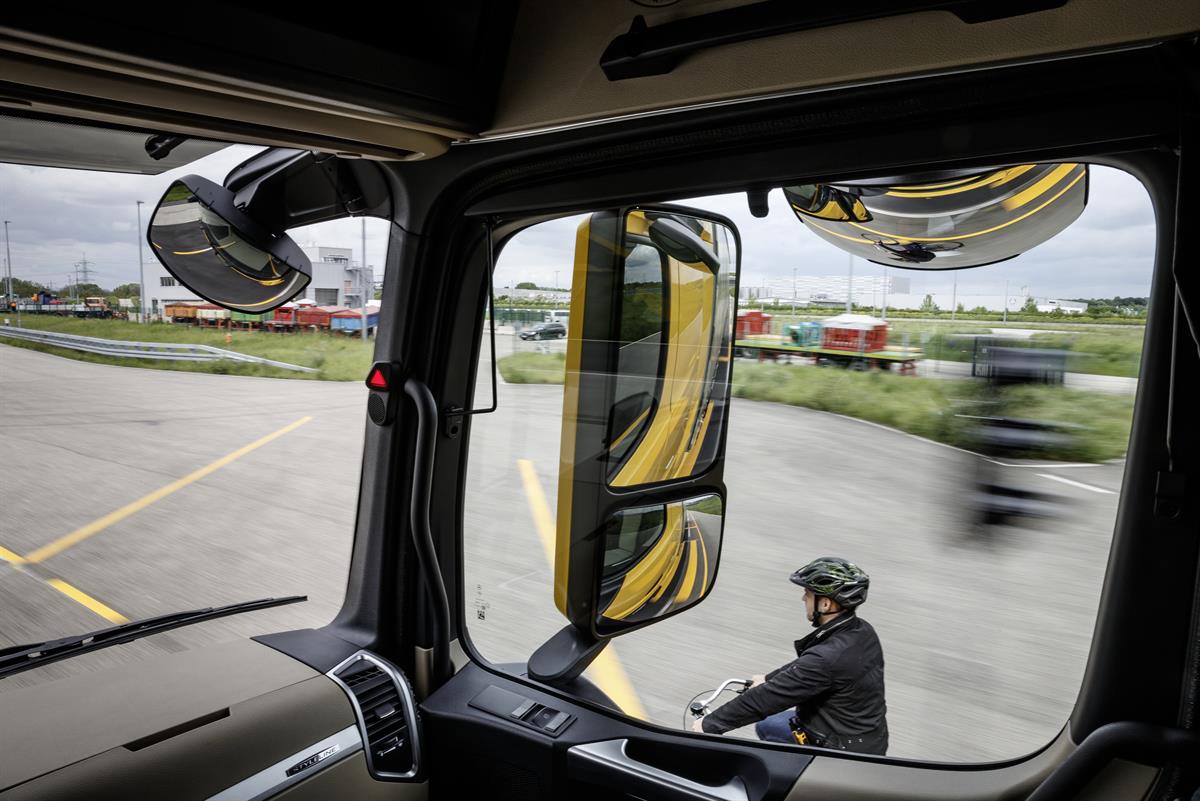 Actros 1863 LS mit Active Brake Assist 4 und Abbiege-Assistent