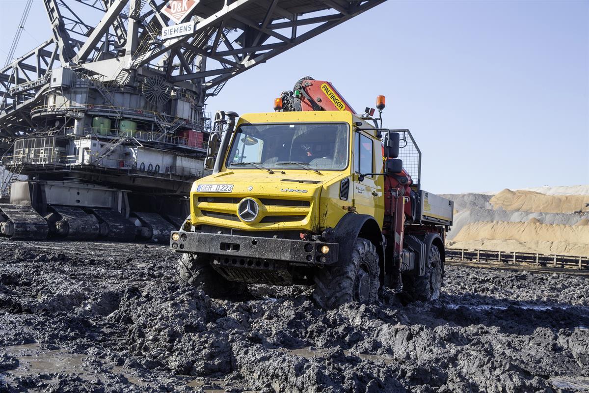 Unimog U 5023 mit Palfinger Ladekran und Pritsche im Tagebau RWE