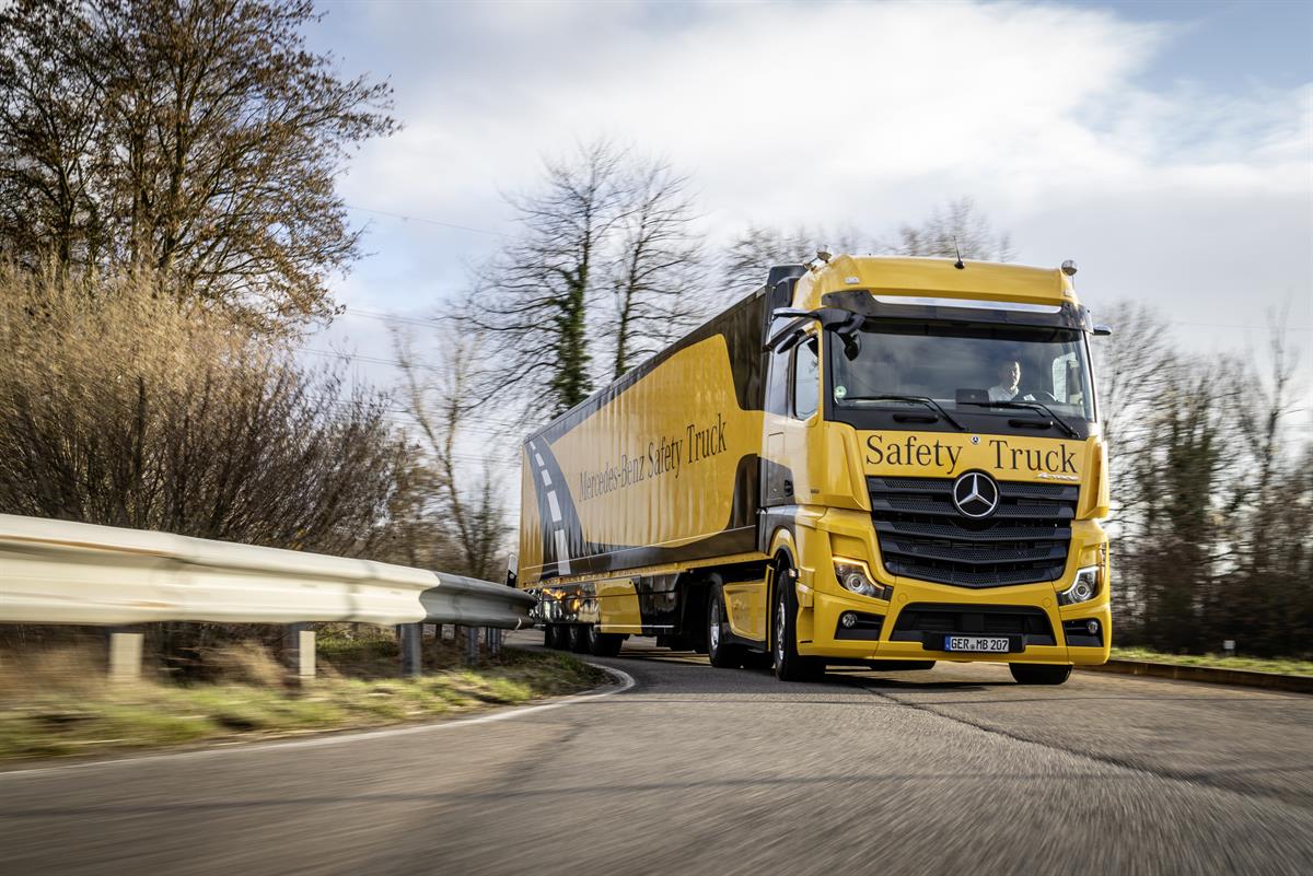 Der neue Mercedes-Benz Actros mit Abbiege-Assistent, Active Brake Assist 5, MirrorCam, Active Drive Assist, Notbremsassistent und Fußgängererkennung.