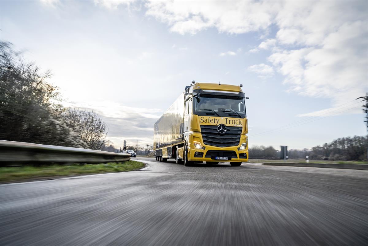 MirrorCam und Abbiege-Assistent arbeiten im neuen Actros Hand in Hand.