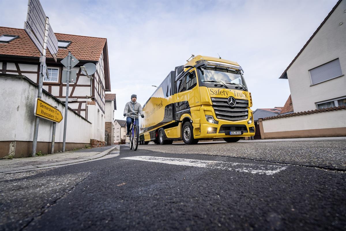 Mehr Schutz für die schwächsten Verkehrsteilnehmer: Der Safety Truck auf Basis des neuen Actros mit weiter verbessertem Abbiege-Assistenten.