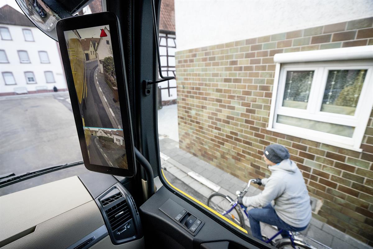 Mehr Schutz für die schwächsten Verkehrsteilnehmer: Der Safety Truck auf Basis des neuen Actros mit weiter verbessertem Abbiege-Assistenten.
