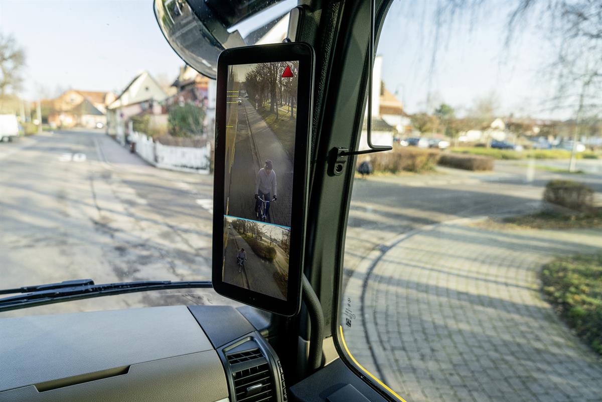 Mehr Schutz für die schwächsten Verkehrsteilnehmer: Der Safety Truck auf Basis des neuen Actros mit weiter verbessertem Abbiege-Assistenten.