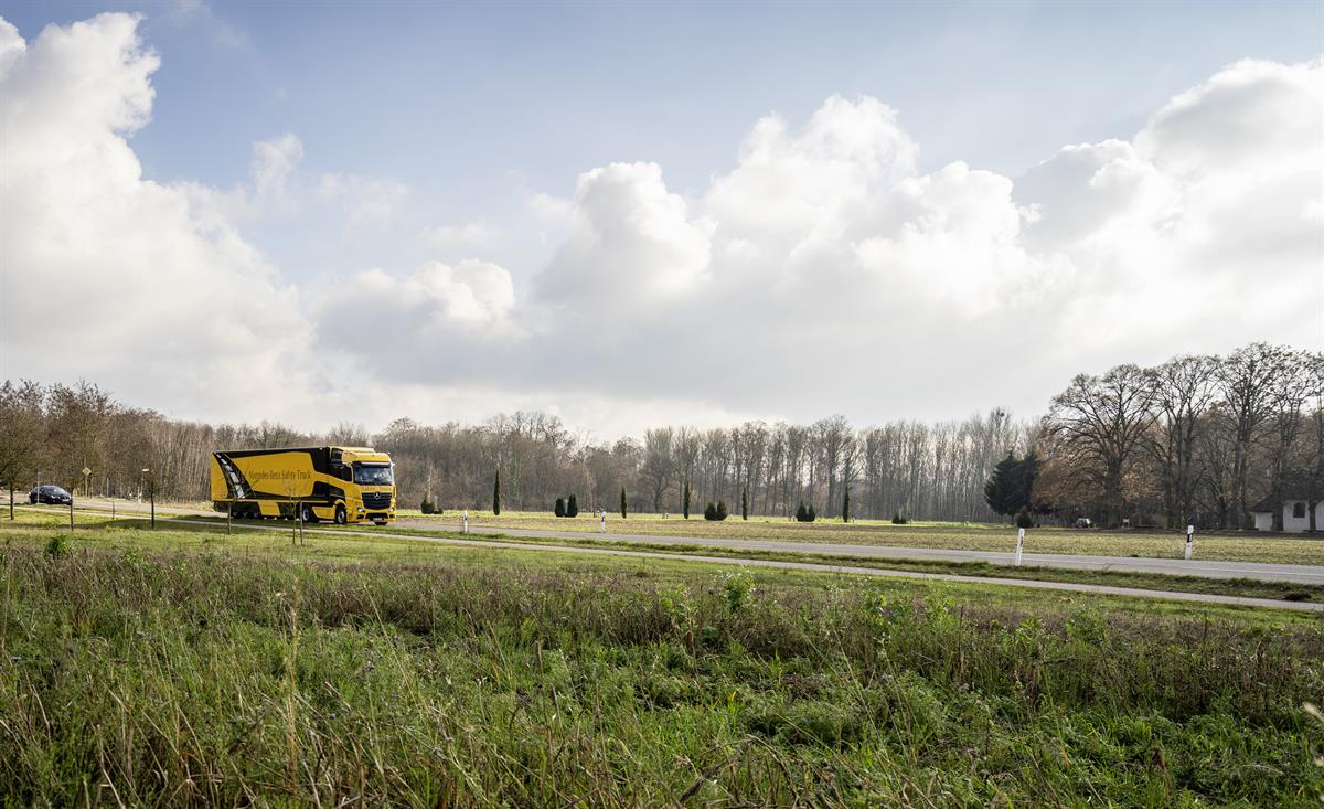 Mercedes-Benz Safety Truck. Der neue Mercedes-Benz Actros mit Abbiege-Assistent, Active Brake Assist 5, MirrorCam, Active Drive Assist, Notbremsassistent und Fußgängererkennung.