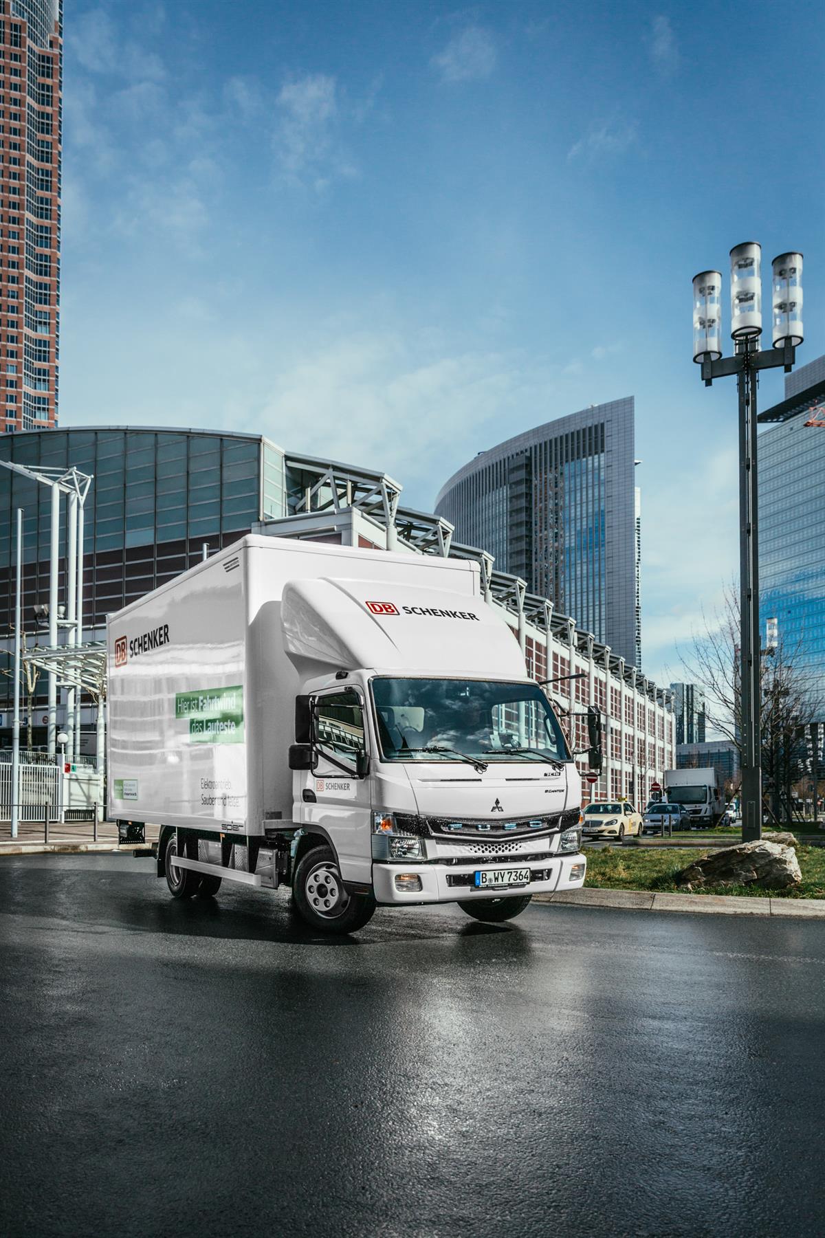 März 2019: Übergabe FUSO eCanter an DB Schenker in Frankfurt © DB Schenker