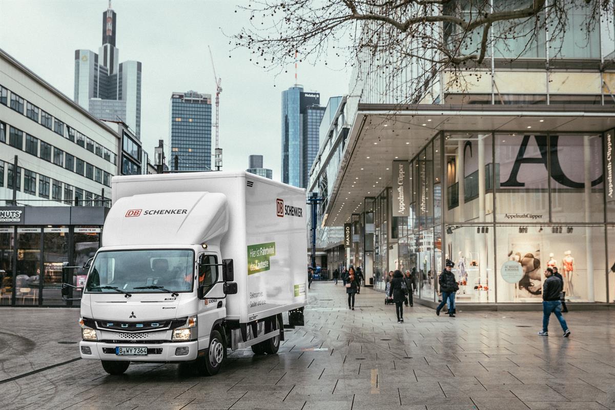März 2019: Übergabe FUSO eCanter an DB Schenker in Frankfurt © DB Schenker