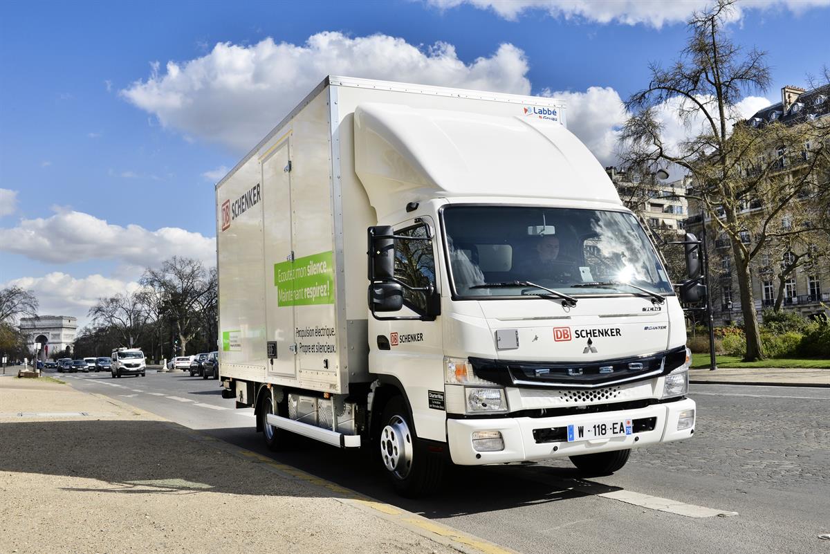 März 2019: Übergabe FUSO eCanter an DB Schenker in Frankfurt © DB Schenker