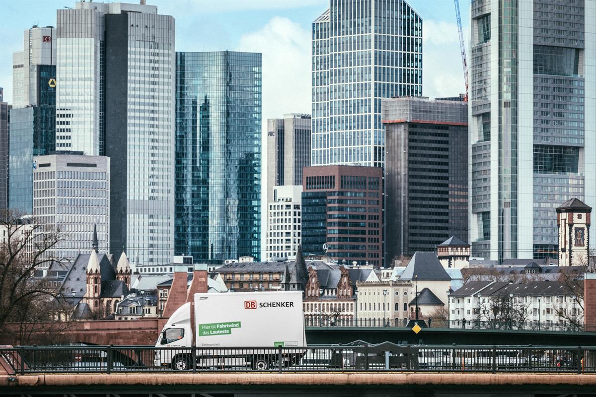 März 2019: Übergabe FUSO eCanter an DB Schenker in Frankfurt © DB Schenker