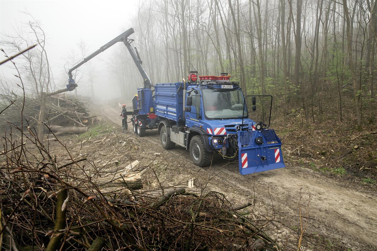 Unimog U 530; Holzhacker, Firma Schatzgarten; Ladekran, Pritsche, Forstausstattung, Anhänger