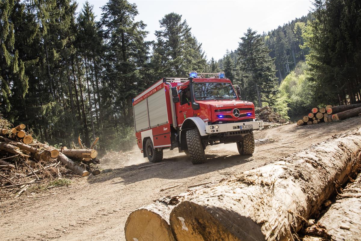 Hochgeländegängigen Unimog U 5023 der Freiwillige Feuerwehr Kirchzarten 