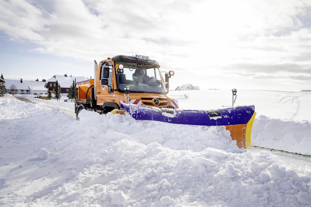 Unimog U 218 mit Schmidt Pflug und Streuer