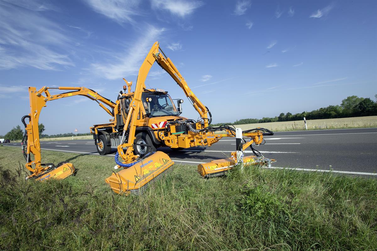 Unimog U 527 mit Mulag Triomäher MKM 700 und MHU 800 Fahrzeug ist mit Mähtür ausgestattet