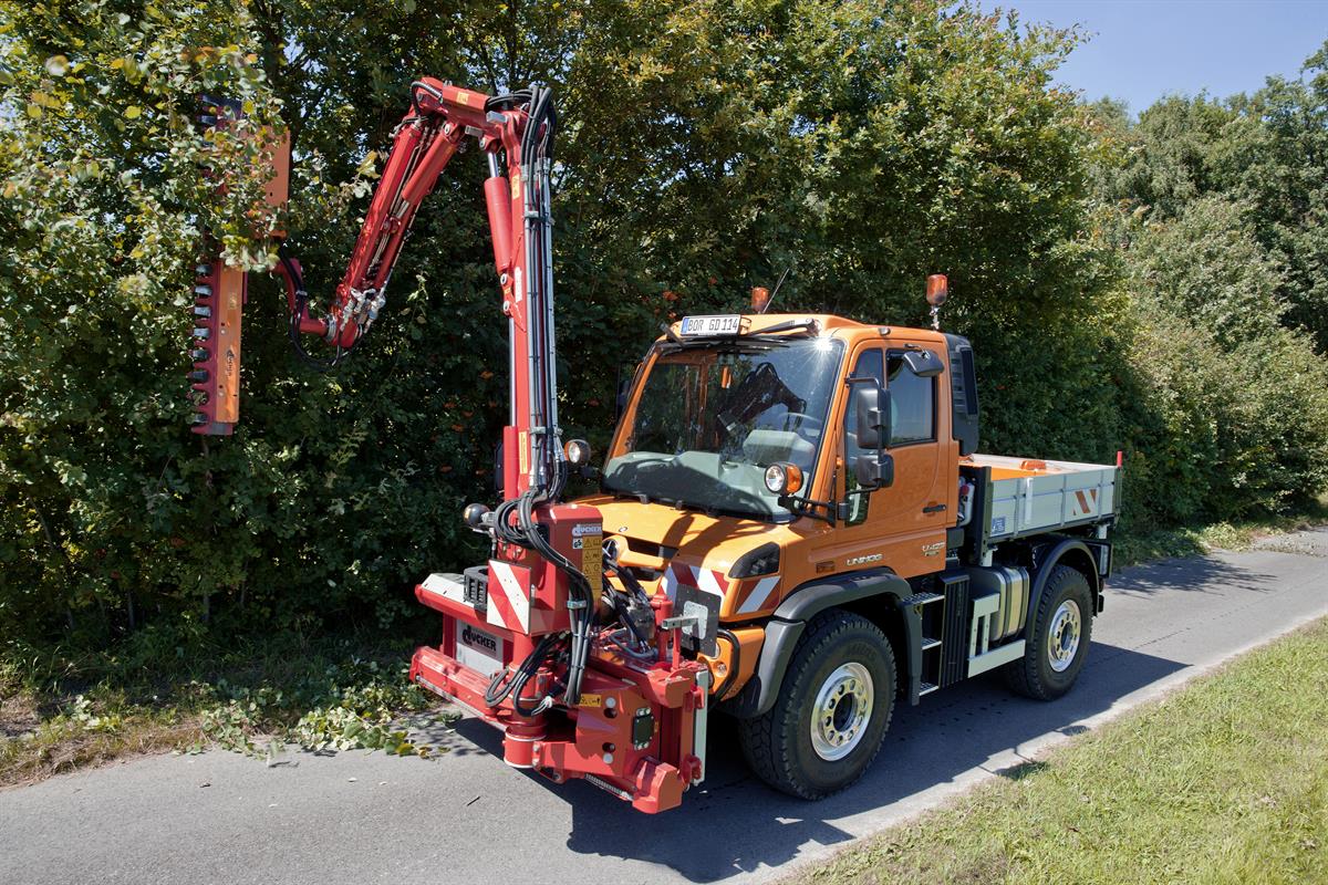 Unimog U 423 mit Astschere der Firma Dücker