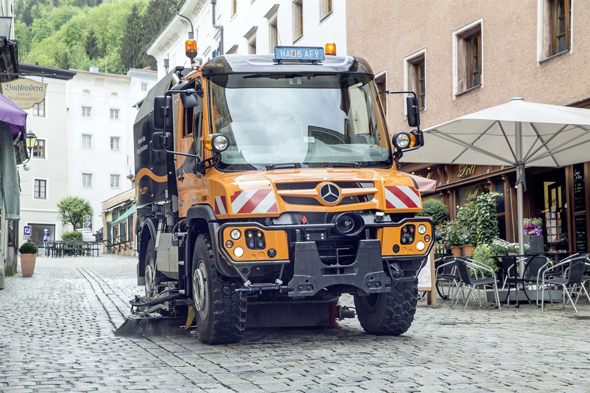 Unimog U 423 mit Aufbaukehrmaschine der Firma Trilety