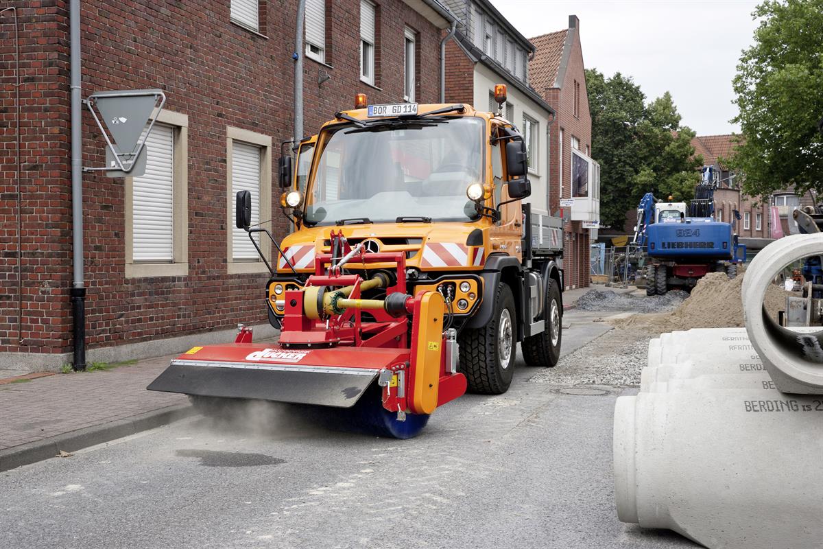 Mercedes-Benz Unimog U 423 mit Frontkehrbesen der Firma Dücker