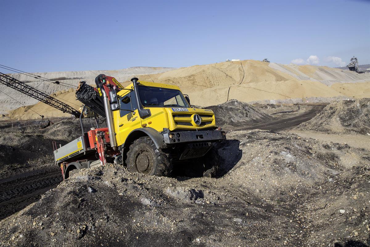 Unimog U 5023 mit Palfinger Ladekran und Pritsche im Tagebau RWE