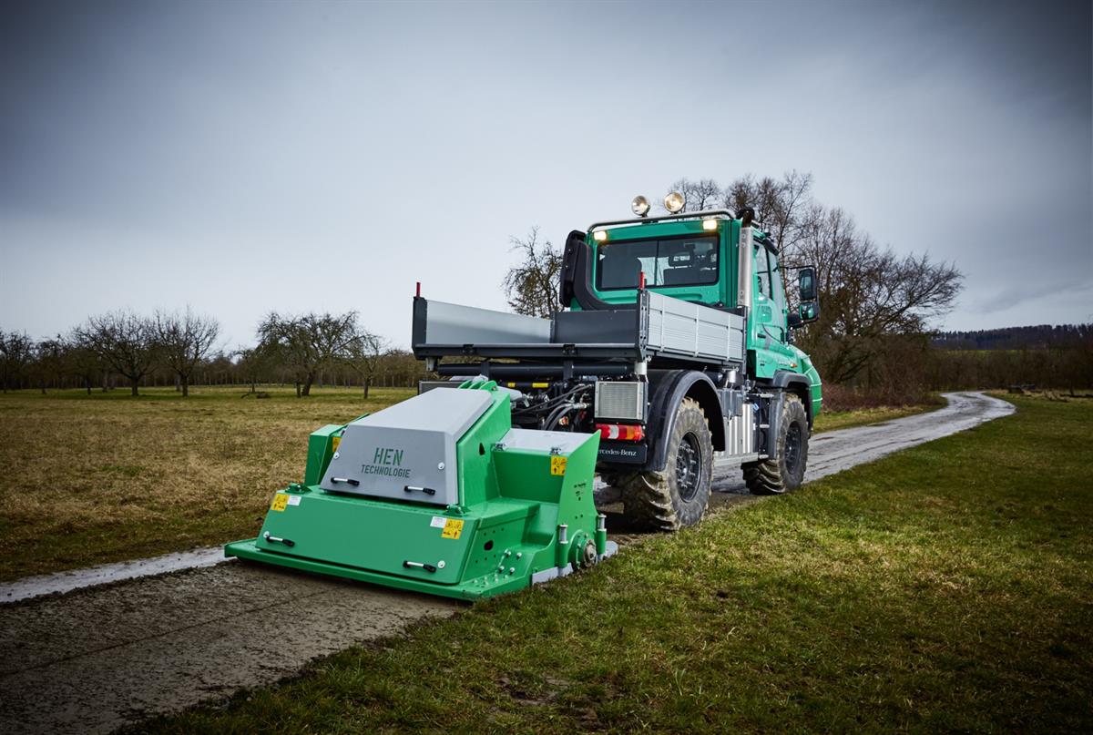 U 430 mit Wegepflegefräse 200 und Laubblasgerät BT 600