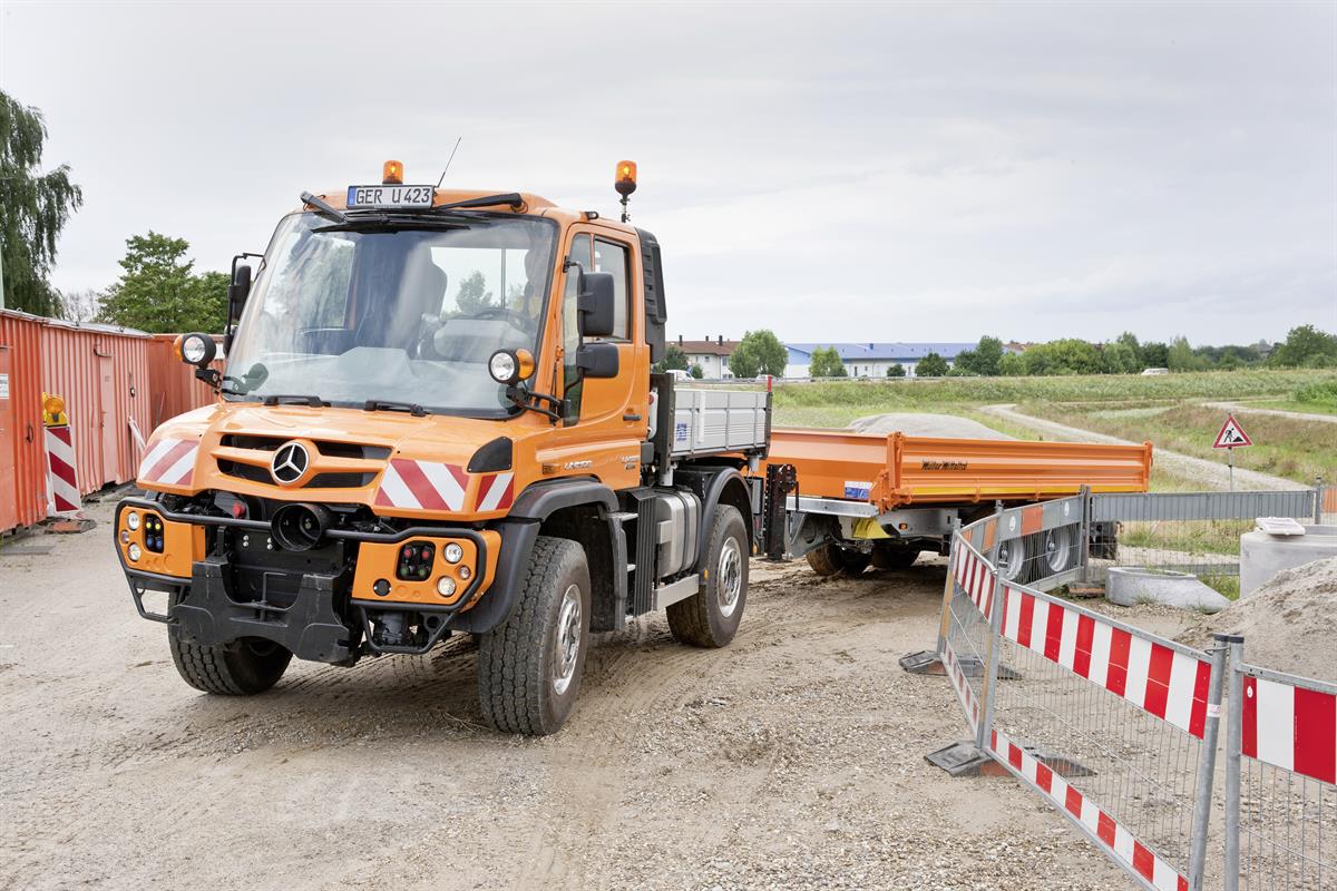 Unimog U 423 mit Tandemanhänger von Müller Mitteltal