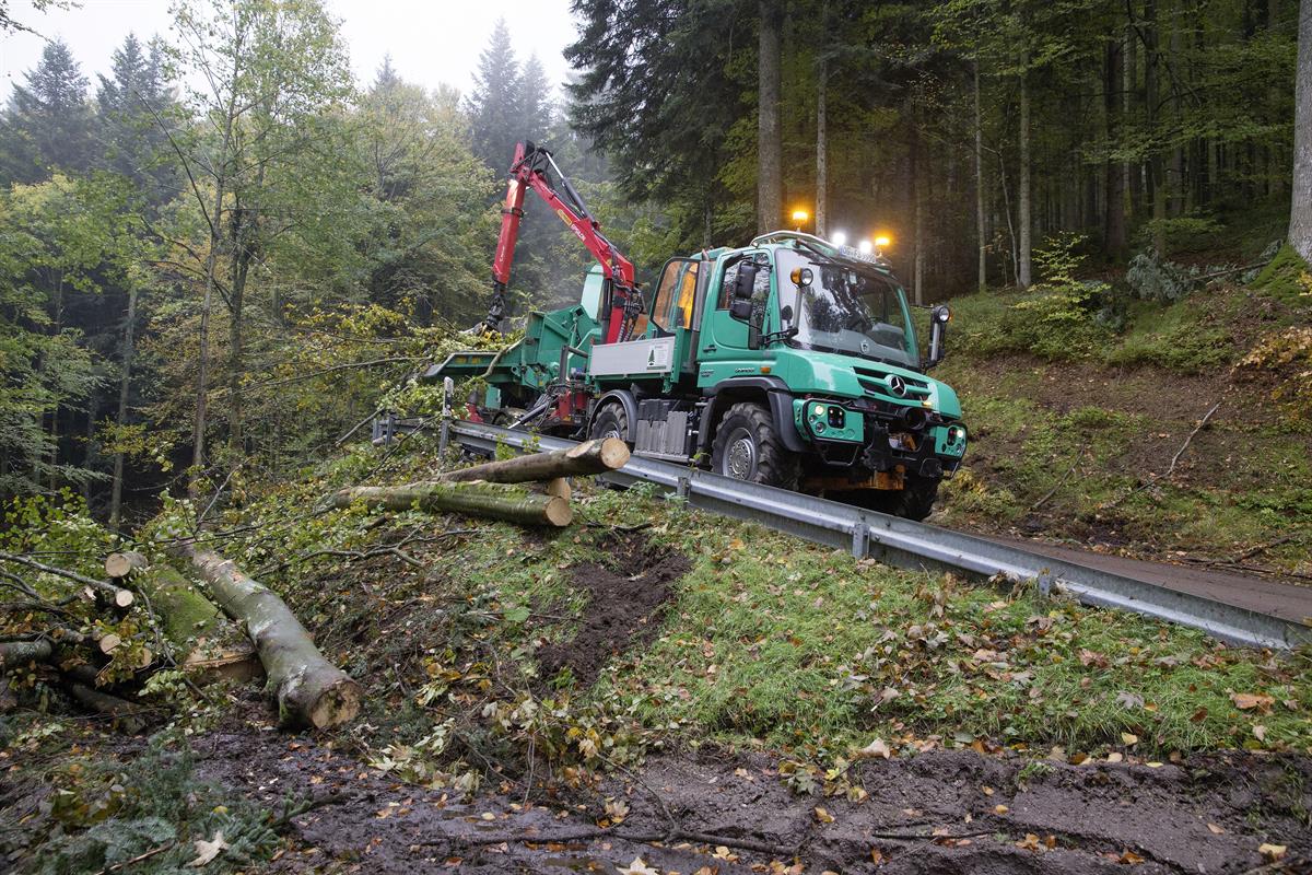 Unimog 423 bei Gehölzpflege