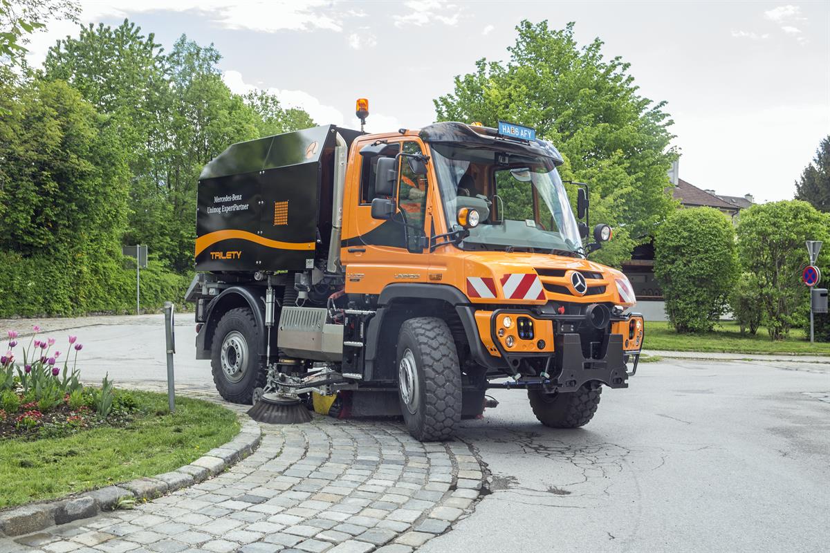 Unimog U 423 mit Aufsetzkehrmaschine von Trilety