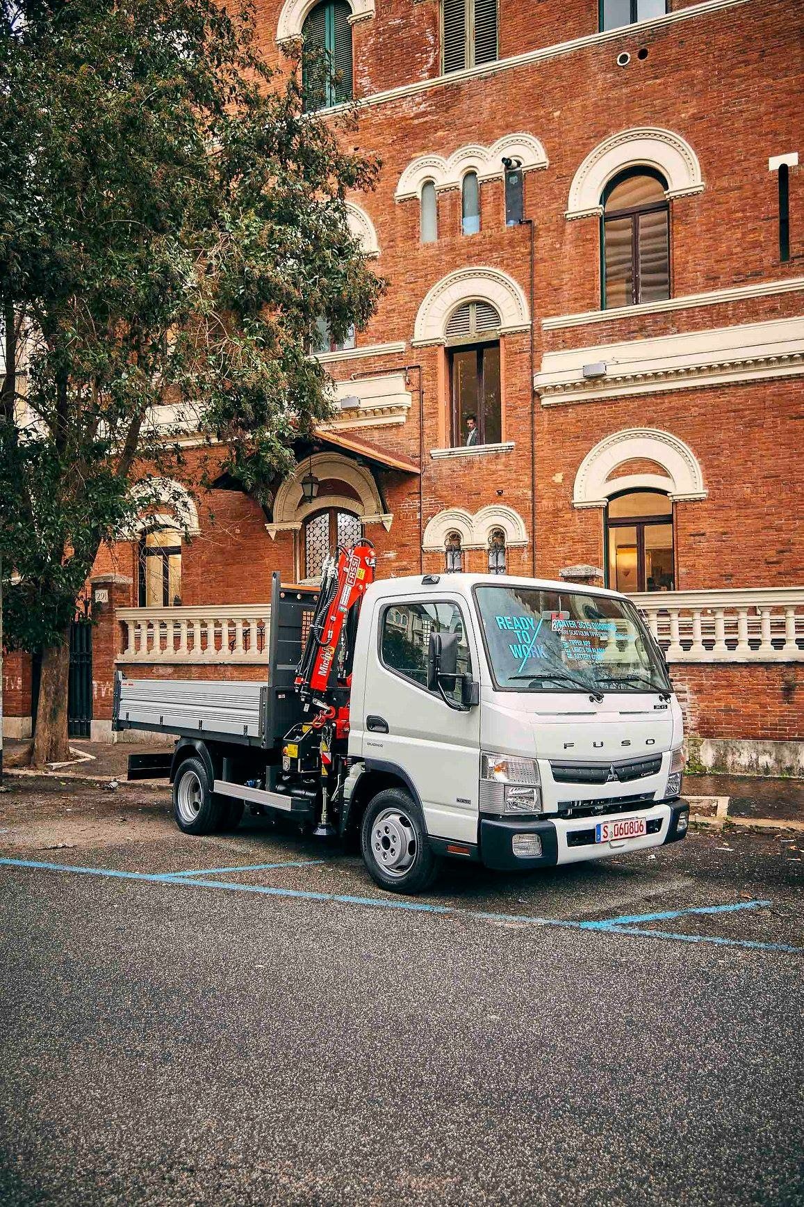 Fuso Canter 3C15 mit Scattolini Ab-Werk-Kipper und Fassi Kran 