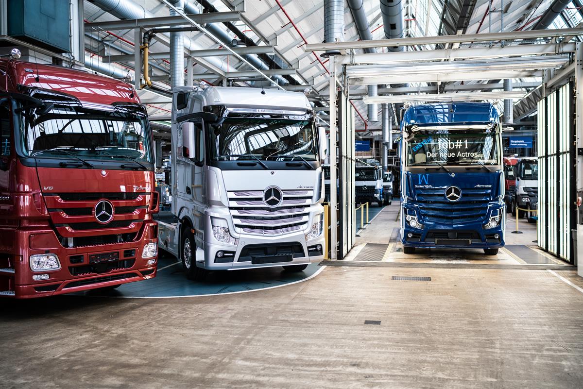 Der erste neue Mercedes-Benz Actros in saphirblau neben seinem Vorgänger (in silber) und Vorvorgänger (in rot) ist bereit für seinen Kunden.