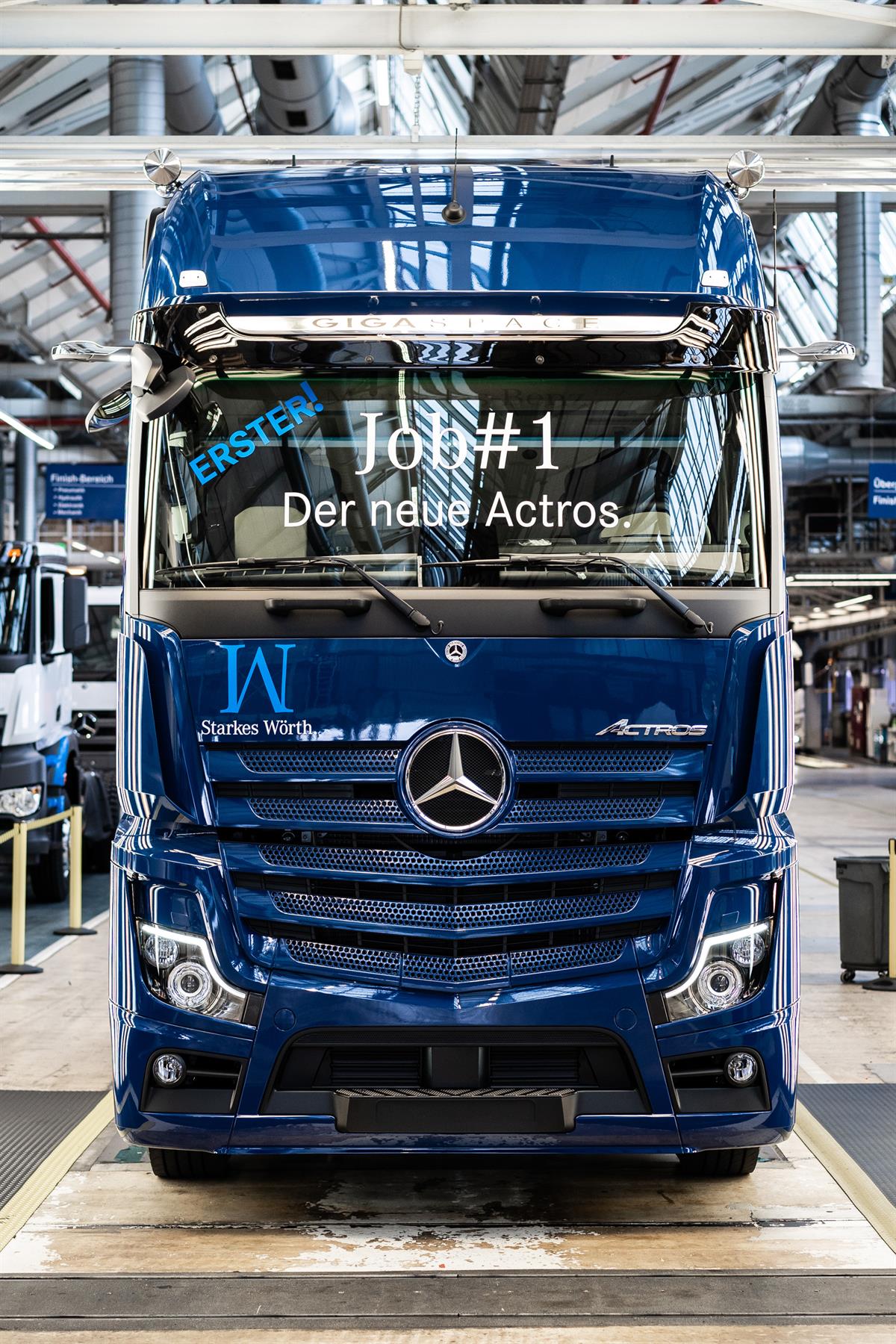 Meilenstein im Mercedes-Benz Werk Wörth: Mit dem saphirblauen Actros 1851 LS 4x2 ist das erste Kundenfahrzeug vom Band gerollt. 