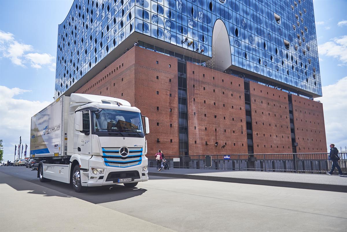 Nagel-Group fährt jetzt in Hamburg elektrisch – gesamte Mercedes-Benz eActros „Innovationsflotte“ im Praxiseinsatz